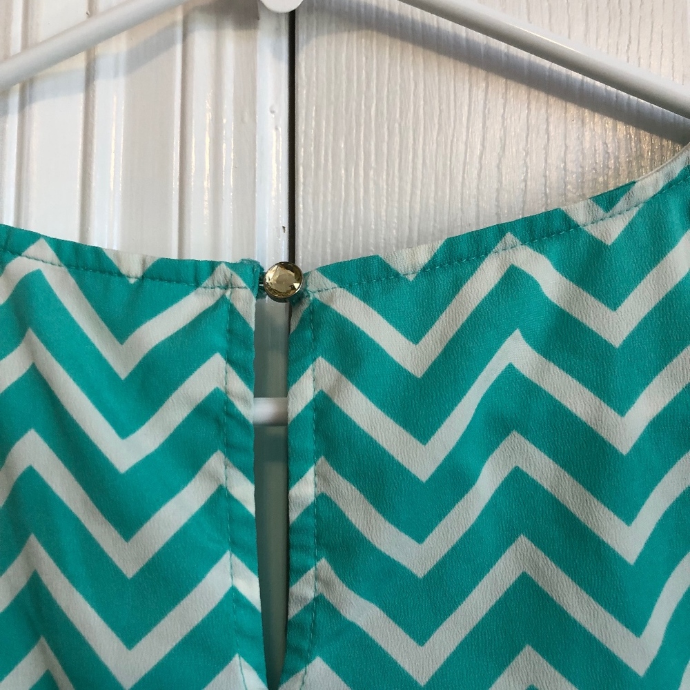 Candie's chevron green & white blouse size XS - Picture 3 of 4